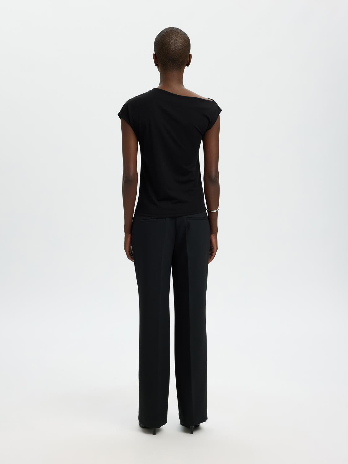 model_shot-back